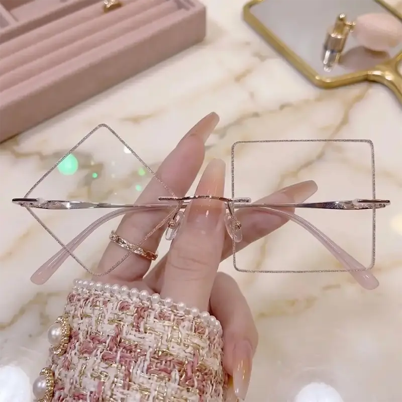 Make a bold statement with our asymmetrical rimless clear glasses! Featuring a unique diamond lens on one side and square on the other, wrapped in a shimmering glitter edge. Perfect for festival outfits, Y2K aesthetic & editorial photoshoots. Shop now!