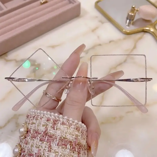 Make a bold statement with our asymmetrical rimless clear glasses! Featuring a unique diamond lens on one side and square on the other, wrapped in a shimmering glitter edge. Perfect for festival outfits, Y2K aesthetic & editorial photoshoots. Shop now!