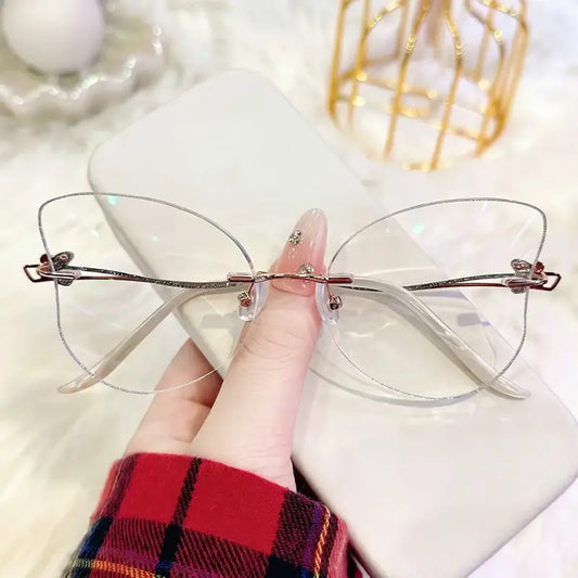 Spread your fashion wings with our fairycore butterfly rimless glasses! Featuring an oversized butterfly wing cut-lens, shimmering glitter border, and delicate rhinestone butterfly metal charms at the hinges. Perfect for butterflycore, coquette & fairy princess aesthetics. Shop now!