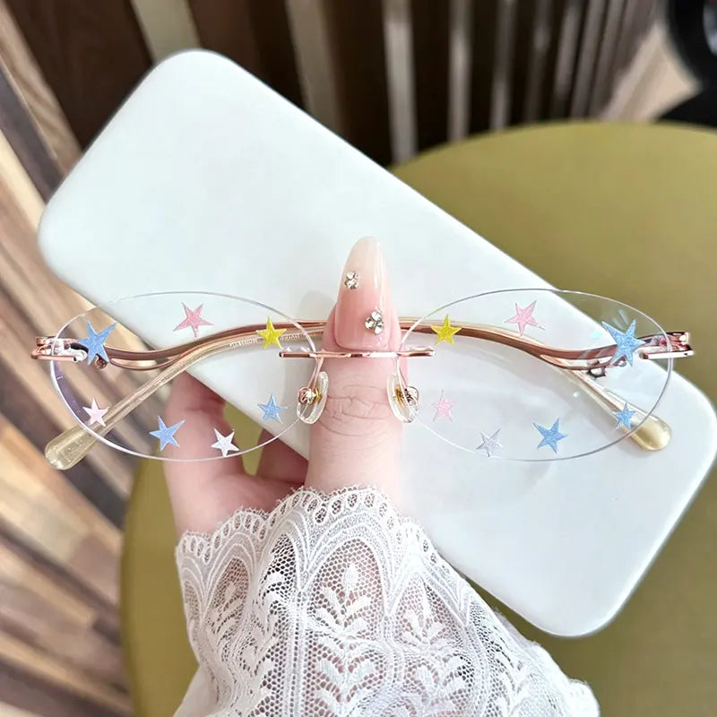 Get that Y2K vibe with our rimless star glasses! Featuring colorful, playful star prints on lightweight, clear oval lenses. Perfect for festival looks, cute aesthetic outfits, or a fun statement piece. Shop these trendy kawaii eyeglasses today!