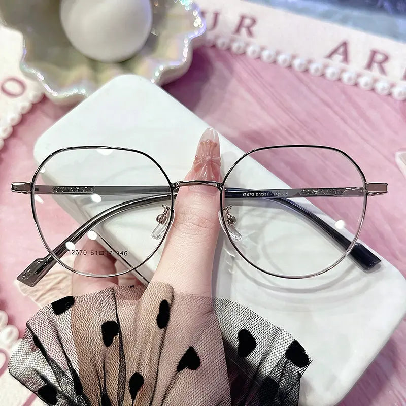 Elevate your daily look with our minimalist silver metal glasses. Featuring a sophisticated, soft geometric shape and lightweight construction, these sleek frames are the perfect addition to any "office siren" or professional outfit. Durable, stylish, and perfect for prescription lenses. Shop now!
