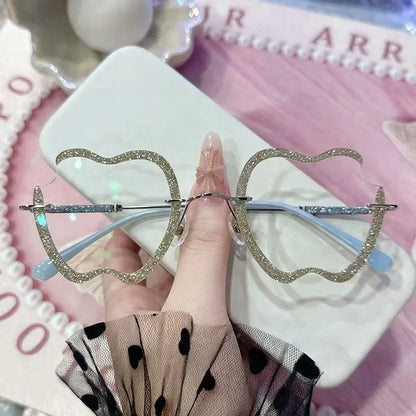 Make a statement with our unique gold glitter apple-shaped glasses! Featuring a whimsical rimless design and sparkling scalloped edges, these novelty frames are the perfect accessory for creative photoshoots, Y2K aesthetic outfits, and festival looks. Shop this exclusive piece today!